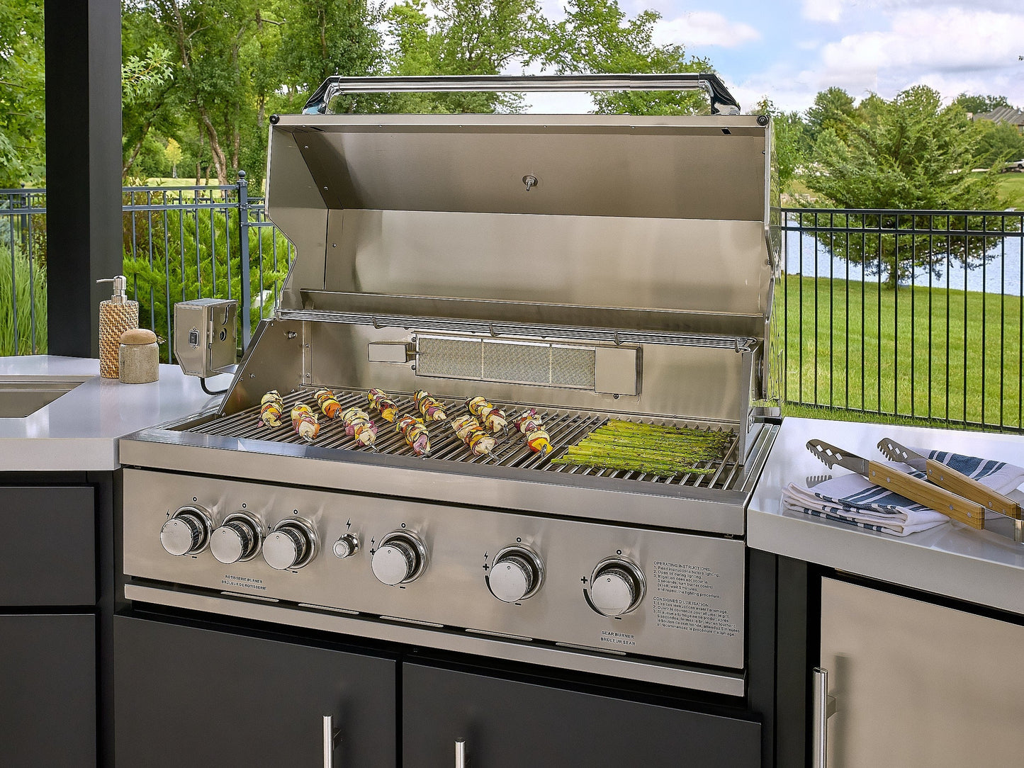Edgemont Cove | Curved Outdoor Kitchen with Built-In Grill, Griddle & Pizza Oven